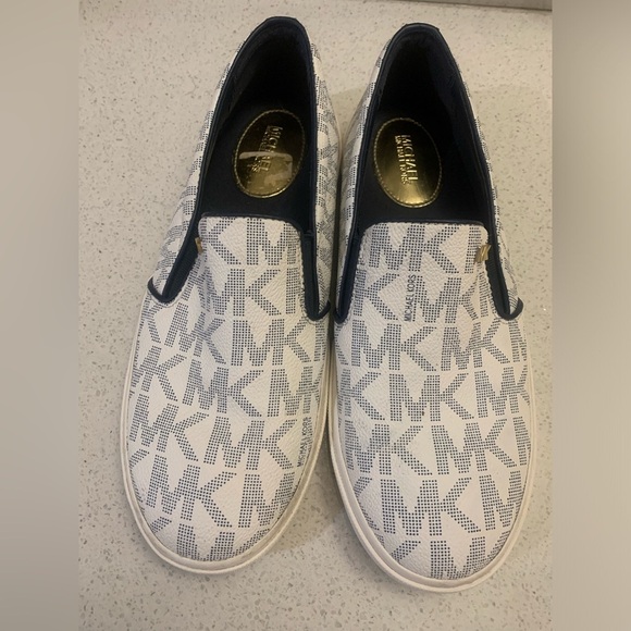 MICHAEL KORS Keaton White Navy Blue Monogram Logo Cool Slip-On Sneakers 10 - Picture 1 of 6